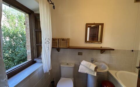 Allo Scoiattolo: Mur, Sol, Sol, Design Intérieur, Luminaire Plomberie, Lavabo, Plomberie, Pièce, Salle De Bains, Robinet