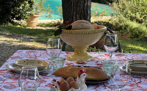 Allo Scoiattolo: Vaisselle, Serveware, Nappe De Table, Table, Aliments, Drinkware, Fruit, Vaisselle, Linge, Meubles