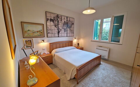 Villetta Tonfano: Lit, Chambre, Mur, Design Intérieur, Sol, Meubles, Bois, Sol, Drap De Lit, Plafond