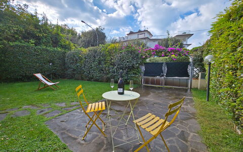 Villetta Tonfano: Arbuste, Meubles, Jardin, Couverture De Sol, Mobilier De Jardin, Arrière-Cour, Pelouse, Cour, Chaise, Ombre