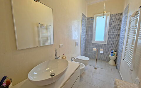 Villetta Tonfano: Sol, Salle De Bains, Luminaire Plomberie, Sol, Design Intérieur, Lavabo, Évier, Robinet, Plomberie, Éclairage