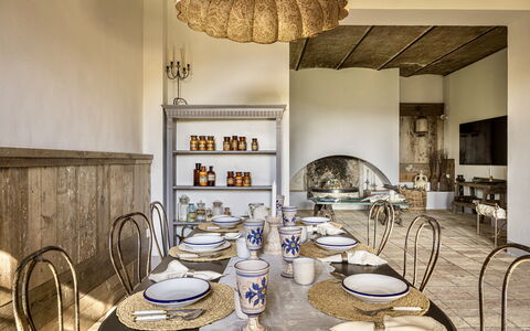 Villa Chiovada: Meubles, Design Intérieur, Table, Vaisselle, Éclairage, Serveware, Table Cuisine Et Salle A Manger, Salle À Manger, Pièce, Chaise