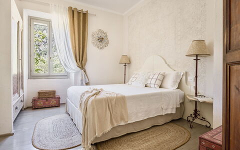 Villa Chiovada: Meubles, Lit, Design Intérieur, Chambre, Mur, Literie, Drap De Lit, Bois, Sol, Pièce