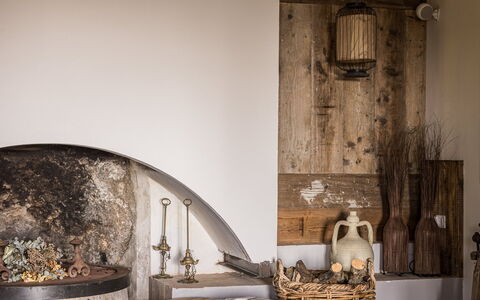 Villa Chiovada: Meubles, Sol, Design Intérieur, Sol, Pièce, Matériau Naturel, Foyer, Salon, Chaise, Dur