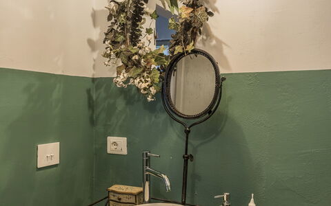 Villa Chiovada: Lavabo, Design Intérieur, Luminaire Plomberie, Luminaire, Éclairage, Plomberie, Évier, Robinet, Salle De Bains, Miroir