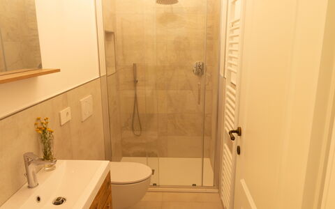 Marina's Lodge: Salle De Bains, Luminaire Plomberie, Sol, Lavabo, Mur, Sol, Design Intérieur, Évier, Armoire De Toilette, Miroir