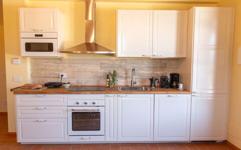 Marina's Lodge: Cuisine, Cabinetry, Comptoir, Appareil De Cuisine, Sol, Bois, Design Intérieur, Principaux Appliance, Meubles, Sol