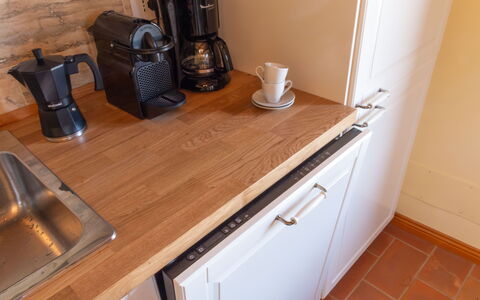 Marina's Lodge: Vaisselle, Aliments, Appareil De Cuisine, Cuisine, Ingrédient, Comptoir, Tache De Bois, Serveware