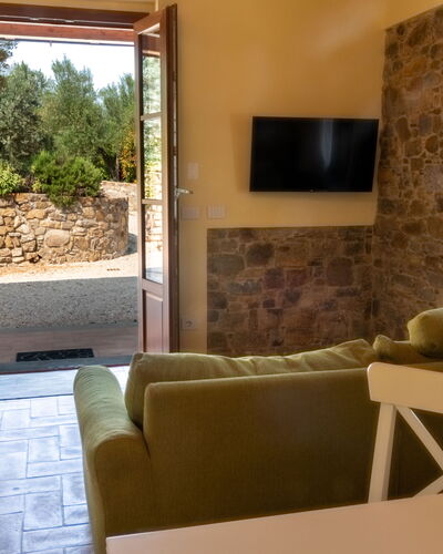 Marina's Lodge: Mur, Meubles, Sol, Design Intérieur, Sol, Table, Pièce, Chaise, Salon, Plafond