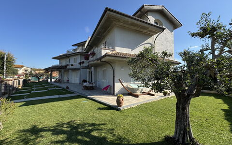 Villa al Glicine Proprietà: Bâtiment, Zone Résidentielle, Maison, Domicile, Architecture, Toit, Biens, Jardin, Pelouse, Manoir