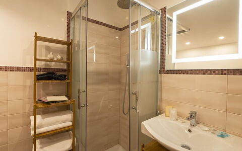 Appartamento la Fontana, Assisi: Salle De Bains, Luminaire Plomberie, Sol, Design Intérieur, Mur, Sol, Miroir, Évier, Robinet, Lavabo