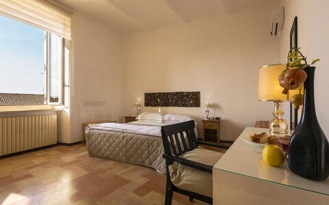 Appartamento la Fontana, Assisi: Meubles, Lit, Design Intérieur, Chambre, Mur, Sol, Sol, Pièce, Drap De Lit, Bois