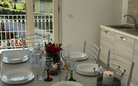 Villa al Glicine: Meubles, Vaisselle, Design Intérieur, Table, Sol, Table Cuisine Et Salle A Manger, Chaise, Salle À Manger, Éclairage, Serveware