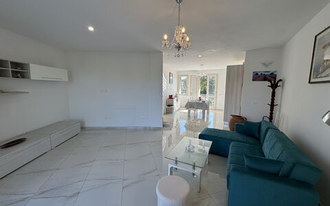 Villa al Glicine: Sol, Sol, Meubles, Design Intérieur, Canapé, Plafond, Salon, Pièce, Appartement