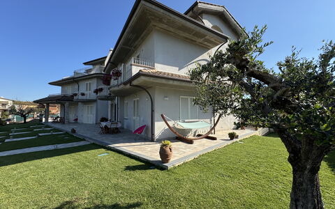 Villa al Glicine: Bâtiment, Zone Résidentielle, Maison, Domicile, Toit, Architecture, Biens, Pelouse, Jardin, Manoir