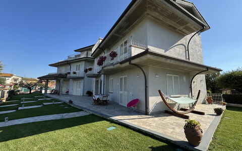 Villa al Glicine: Bâtiment, Fenêtre, Zone Résidentielle, Maison, Domicile, Toit, Biens, Établissements Humains, Villa, Pelouse