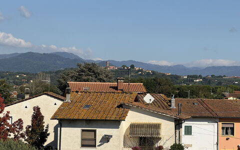 Villa al Glicine: Ciel, Montagnes Relief, Toit, Montagne, Colline, Zone Résidentielle, Maison, Ville, Zone Rurale, Domicile