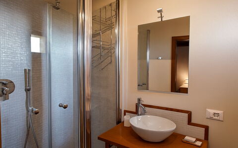 Novellina: Lavabo, Mur, Design Intérieur, Luminaire Plomberie, Sol, Bois, Sol, Miroir, Salle De Bains, Évier