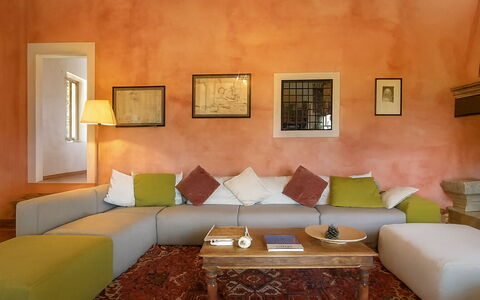 Novellina: Meubles, Design Intérieur, Sol, Sol, Textile, Canapé, Domicile, Éclairage, Marron, Salon