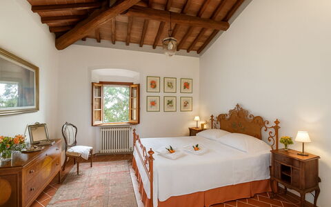 Novellina: Meubles, Mur, Design Intérieur, Chambre, Lit, Sol, Plafond, Table, Domicile, Sol