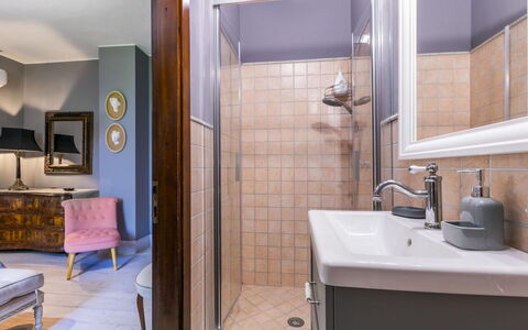 Podere la Botte, Pool, Lari: Salle De Bains, Design Intérieur, Mur, Luminaire Plomberie, Sol, Sol, Évier, Miroir, Baignoire, Lavabo