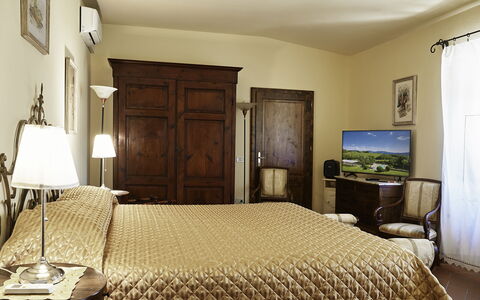 Villa Medicea Lo Sprocco: Meubles, Lit, Design Intérieur, Chambre, Literie, Drap De Lit, Mur, Bois, Pièce, Sol