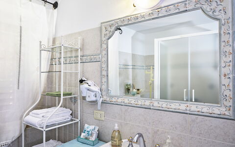 Villa Medicea Lo Sprocco: Design Intérieur, Luminaire Plomberie, Salle De Bains, Miroir, Plomberie, Sol, Robinet, Pièce, Évier, Lavabo