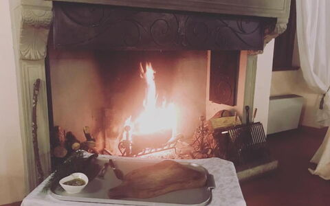 Villa Medicea Lo Sprocco: Foyer, Chaleur, Cheminée, Rideau, Nappe De Table, Aliments, Linge