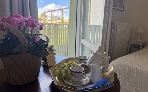 Liz: Design Intérieur, Meubles, Serveware, Pièce, Drinkware, Chaise, Vaisselle, Nappe De Table, Linge, Assiette