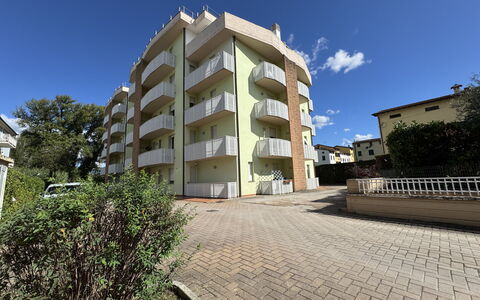 Liz: Zone Résidentielle, Appartement, Condominium, Balcon, Banlieue, Hôtel