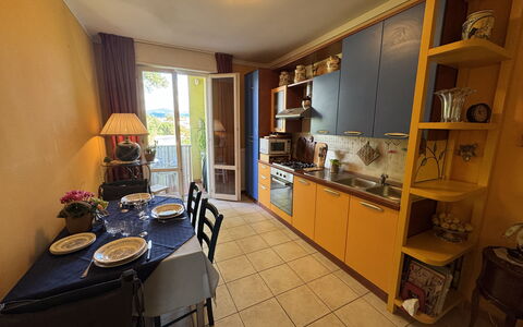 Liz: Sol, Sol, Design Intérieur, Meubles, Appartement, Cuisine, Pièce, Principaux Appliance, Chaise, Comptoir