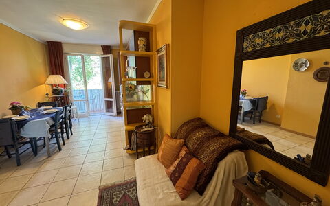 Liz: Meubles, Design Intérieur, Bois, Sol, Sol, Éclairage, Pièce, Chaise, Salon, Plafond