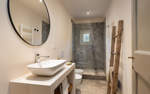 La Morella: Salle De Bains, Luminaire Plomberie, Sol, Mur, Design Intérieur, Sol, Miroir, Toilette, Lavabo, Évier