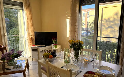 Al Civico 80: Meubles, Chaise, Table, Bois, Design Intérieur, Salle À Manger, Table Cuisine Et Salle A Manger, Sol, Pièce, Sol