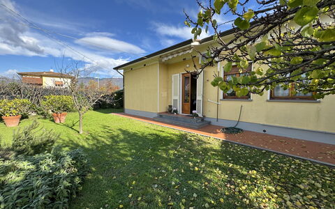 Villa Lory: Maison, Arbuste, Zone Résidentielle, Domicile, Jardin, Couverture De Sol, Pelouse, Chalet, Cour, Allée