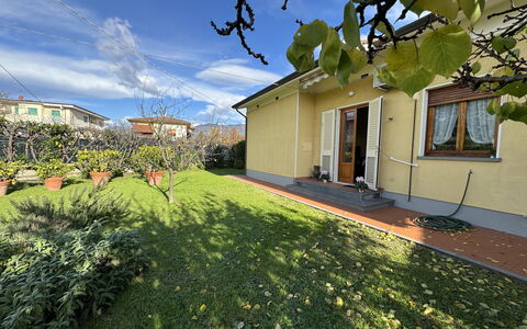 Villa Lory: Maison, Arbuste, Zone Résidentielle, Domicile, Jardin, Couverture De Sol, Pelouse, Cour, Arrière-Cour, Aménagement Paysager