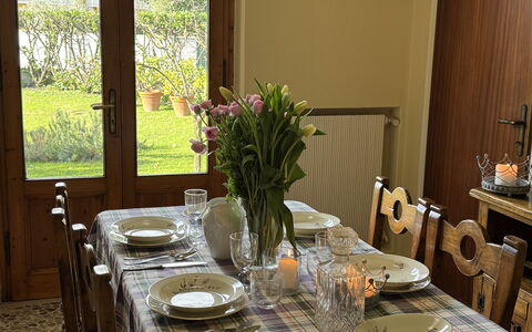 Villa Lory: Meubles, Vaisselle, Table, Design Intérieur, Chaise, Salle À Manger, Bois, Table Cuisine Et Salle A Manger, Nappe De Table, Serveware