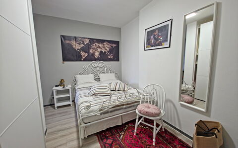 I Cipressi: Meubles, Lit, Chambre, Design Intérieur, Literie, Drap De Lit, Sol, Linge, Pièce, Sol