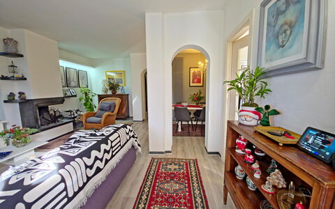 I Cipressi: Meubles, Design Intérieur, Sol, Canapé, Sol, Bois, Salon, Plafond, Pièce, Domicile