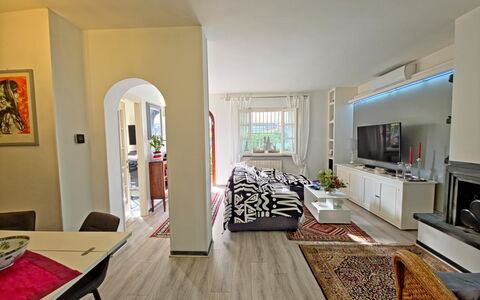 I Cipressi: Meubles, Design Intérieur, Sol, Sol, Canapé, Bois, Plafond, Pièce, Salon, Appartement