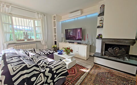 I Cipressi: Meubles, Design Intérieur, Pièce, Sol, Plafond, Bois, Sol, Éclairage, Canapé, Textile