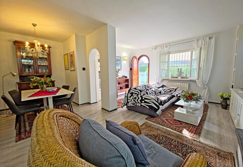 I Cipressi: Meubles, Design Intérieur, Canapé, Sol, Bois, Sol, Pièce, Salon, Plafond, Appartement