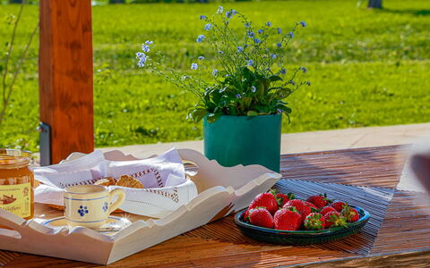 Villa Lodolaio: Vaisselle, Aliments, Table, Serveware, Drinkware, Meubles, Coupe, Fruit, Vaisselle