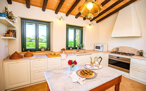 Villa Lodolaio: Design Intérieur, Meubles, Sol, Bois, Cuisine, Plafond, Comptoir, Pièce, Éclairage, Sol