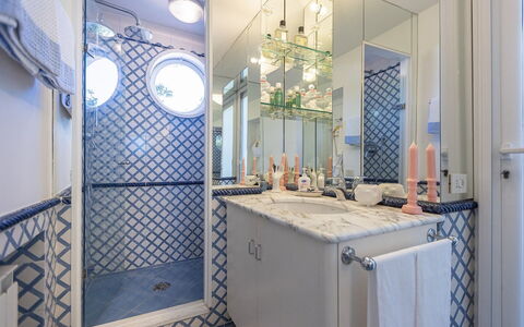 La Terrazza sul Mare: Bleu, Mur, Design Intérieur, Luminaire Plomberie, Salle De Bains, Sol, Éclairage, Miroir, Sol, Tuile