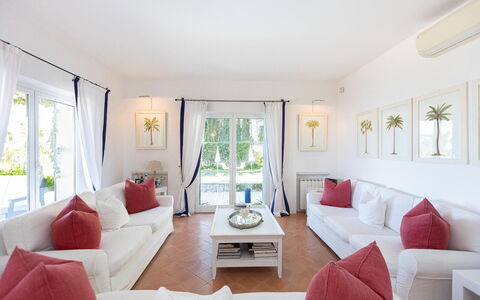 La Terrazza sul Mare: Meubles, Design Intérieur, Canapé, Sol, Sol, Salon, Table, Plafond, Domicile, Pièce