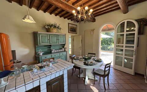 Casa Mia: Meubles, Design Intérieur, Sol, Bois, Cuisine, Sol, Cabinetry, Comptoir, Chaise, Table