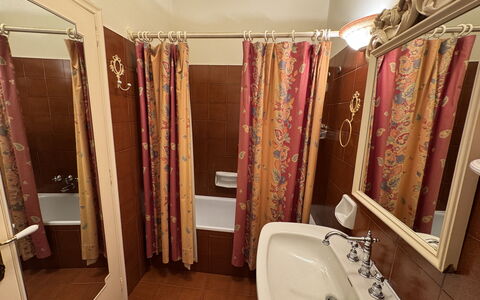 Casa Mia: Sol, Bois, Sol, Luminaire Plomberie, Design Intérieur, Marron, Lavabo, Salle De Bains, Plomberie, Évier