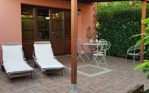 Suite Orchidea Seaside and Pool: Meubles, Mobilier De Jardin, Ombre, Chaise, Tache De Bois, Jardin, Pot De Fleur, Arrière-Cour, Structure En Plein Air, Tableau De Plein Air