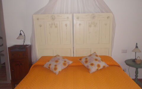 Appartamento Girasole Seaside and Pool: Lit, Meubles, Chambre, Literie, Drap De Lit, Bois, Linge, Design Intérieur, Jaune, Sol